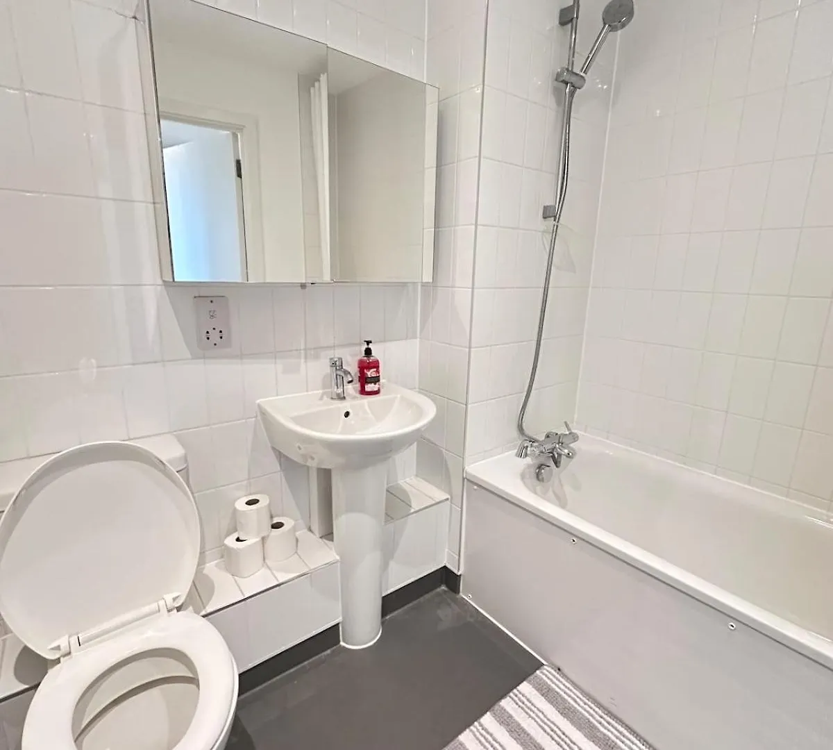 Beautiful 1 Bd Top Floor Terraced Apartment Barking  0*, Barking (Greater London)