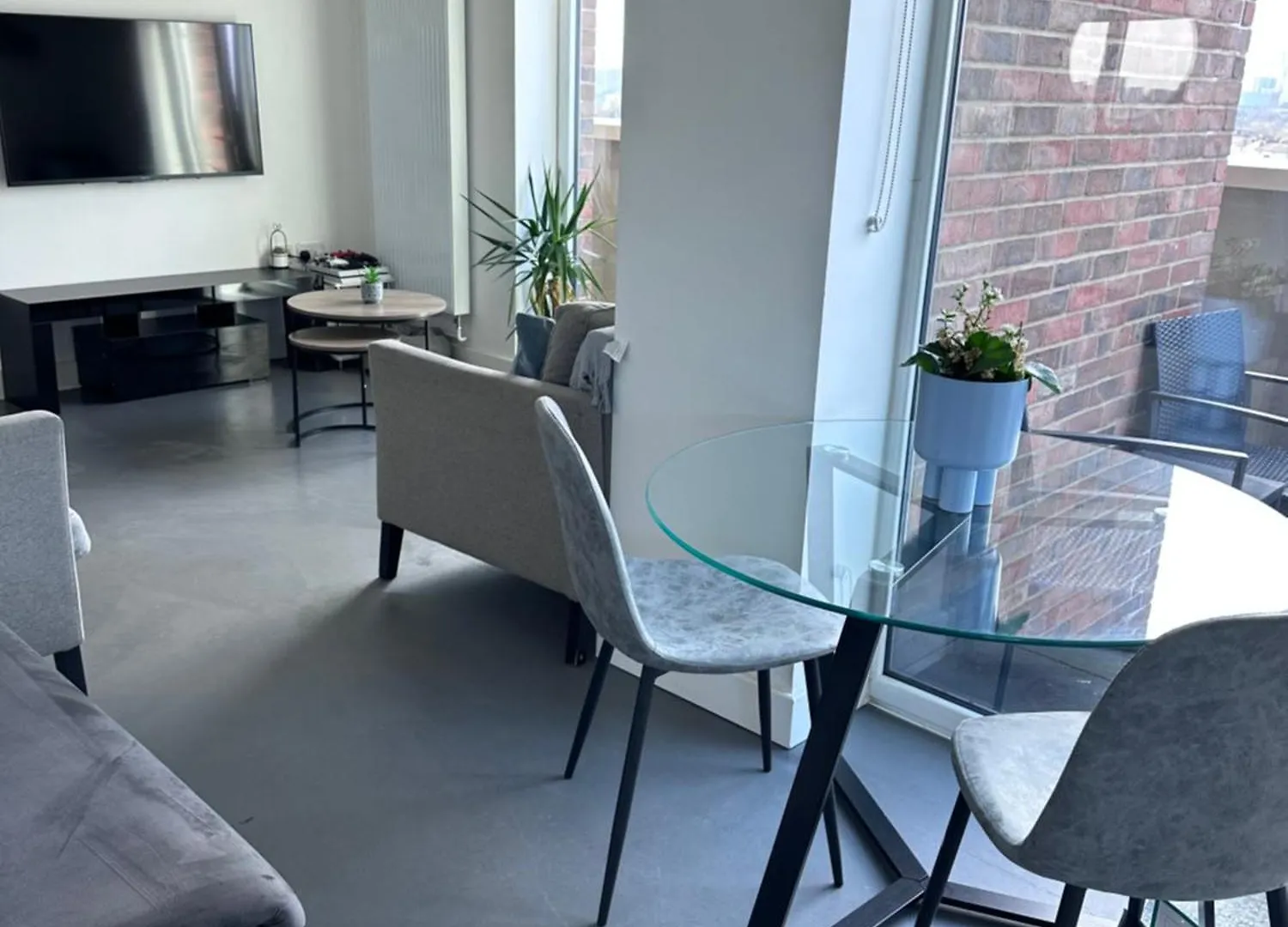 Beautiful 1 Bd Top Floor Terraced Apartment Barking